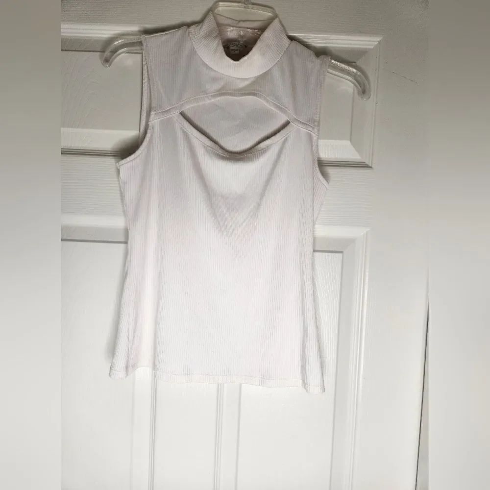 Guess Los Angeles M White High Neck Front Cut Out Knit Sleeveless Women’s Top.
